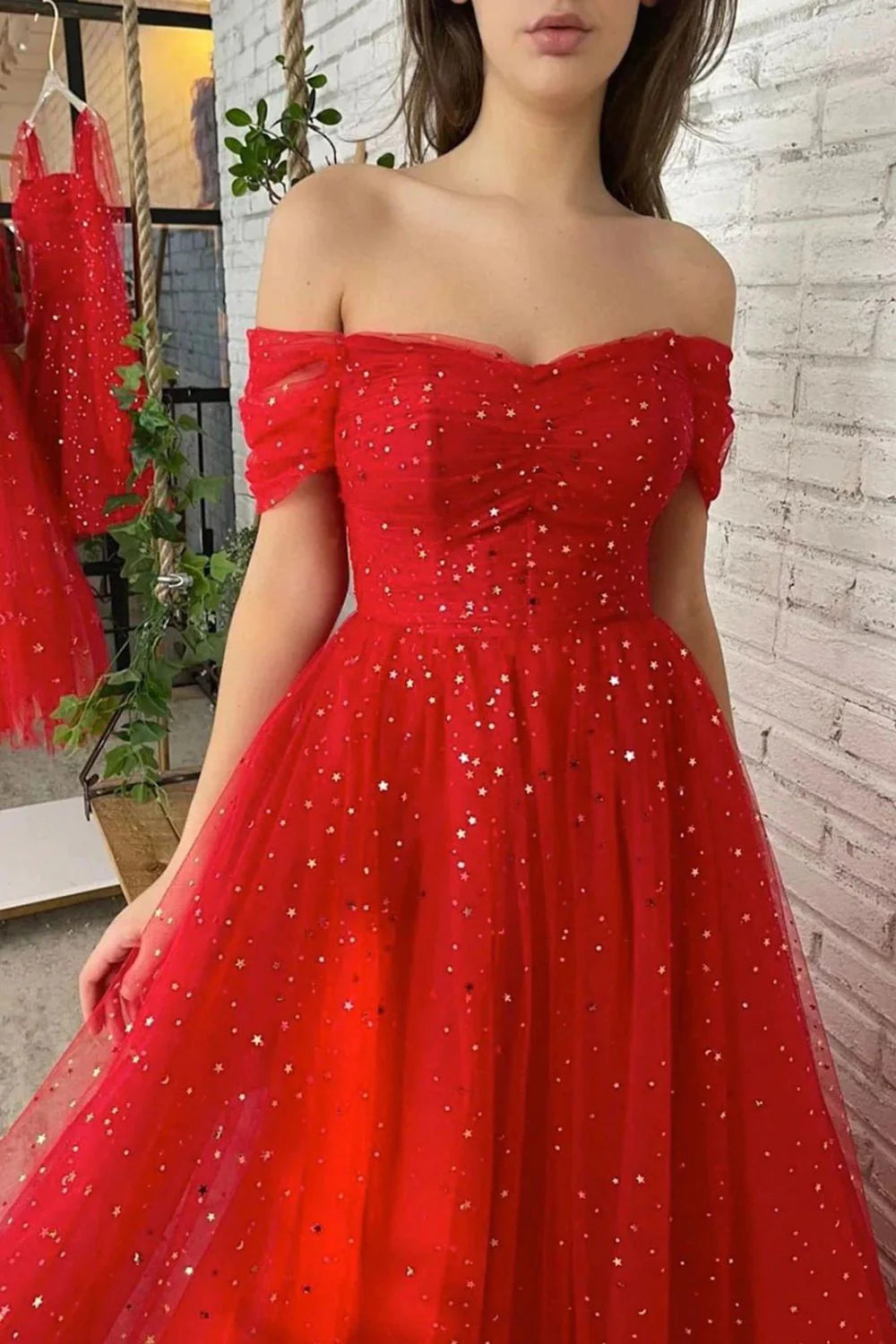 Encantador vestido de fiesta largo rojo con hombros descubiertos y corte en A